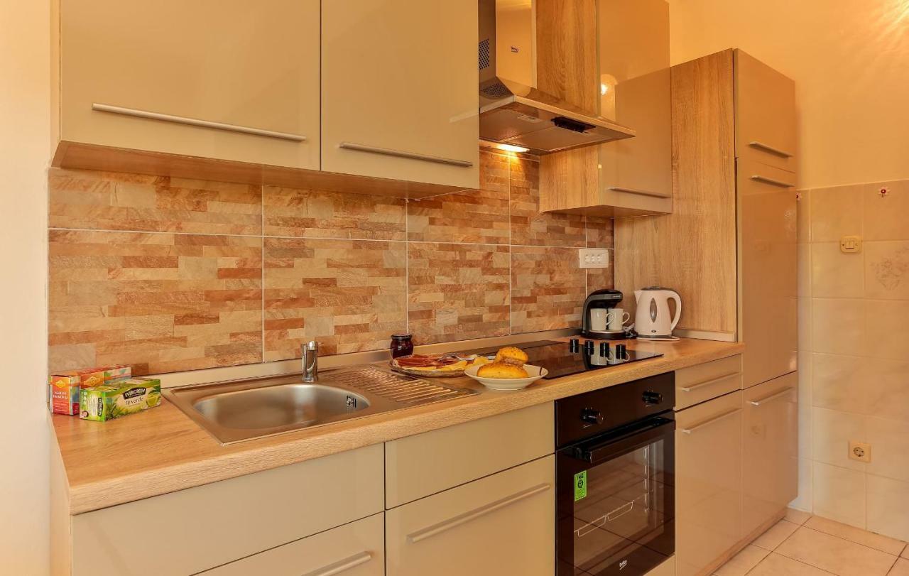 Apartments Dora Victoria Dream 메덜린 외부 사진