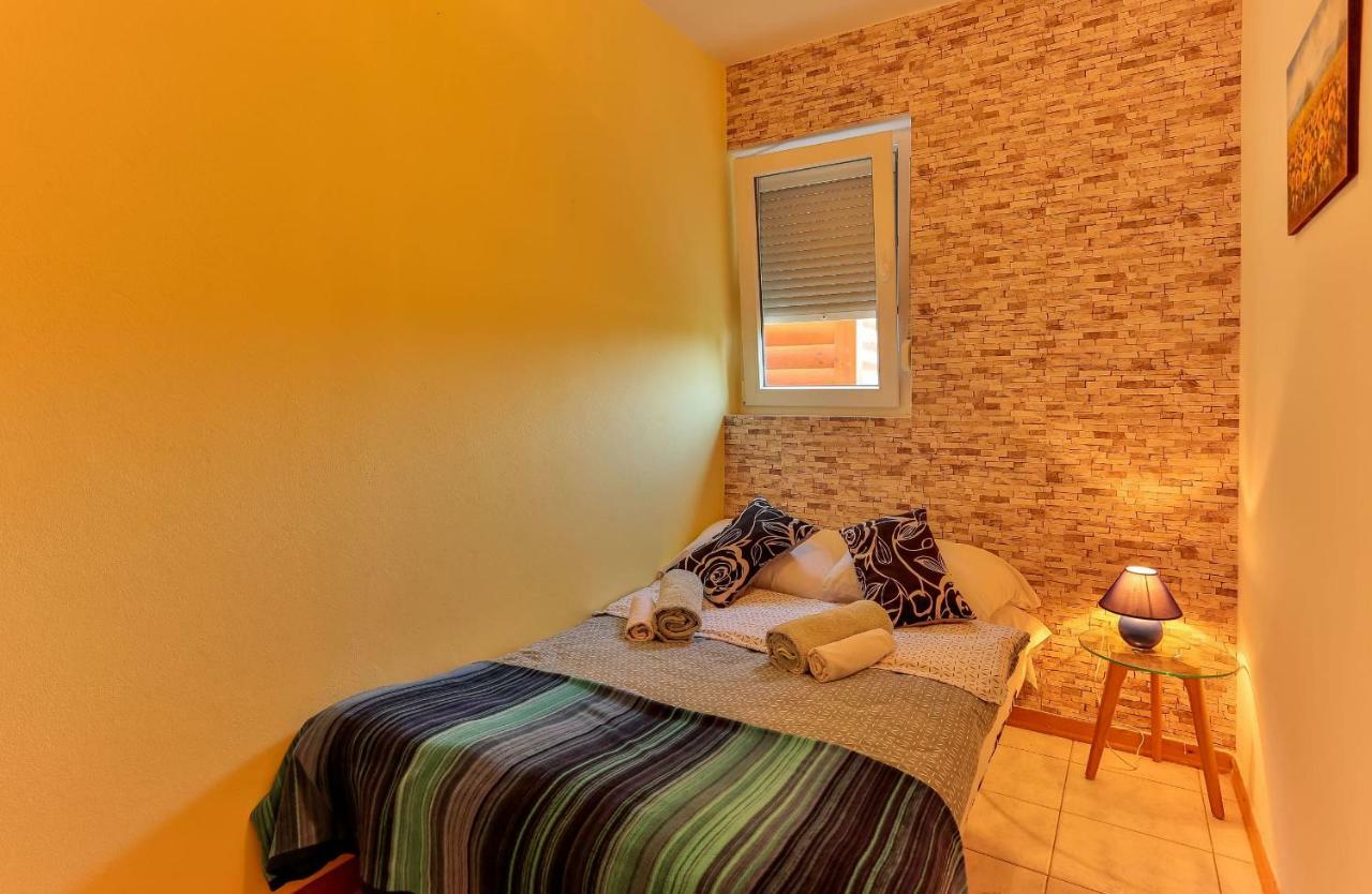 Apartments Dora Victoria Dream 메덜린 외부 사진